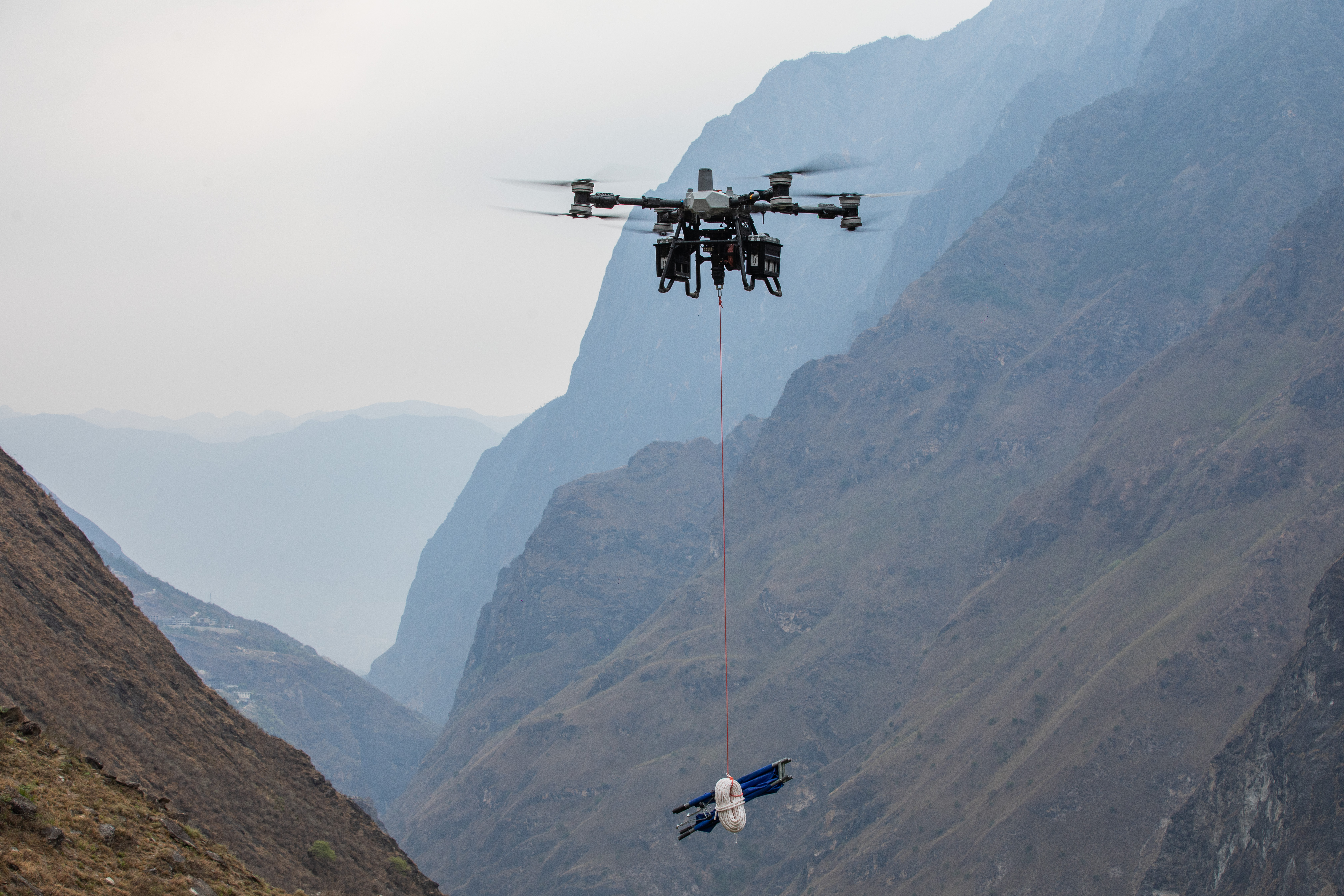 Drohnen-Logistik für unwegsames Gelände: Die DJI FlyCart 100 Transportdrohne im Detail - DJI FlyCart 100 Transportdrohne: Winde vs. Hebesystem