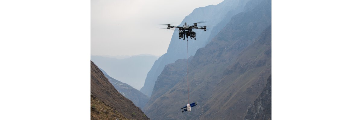 Drohnen-Logistik für unwegsames Gelände: Die DJI FlyCart 100 Transportdrohne im Detail - DJI FlyCart 100 Transportdrohne: Winde vs. Hebesystem